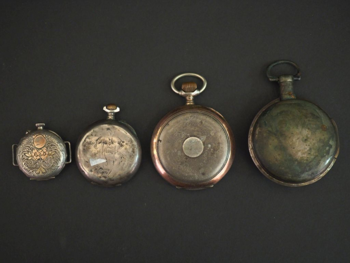 Ensemble comprenant :  - une montre de col en argent 925. Cadran à chi