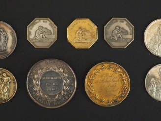 Vente aux enchères Ensemble comprenant :  - une médaille en argent "Corps législatif, ses