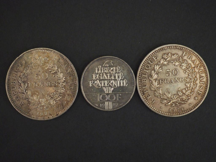 Ensemble comprenant :  - une pièce de 100 Francs argent, 1987 - deux p