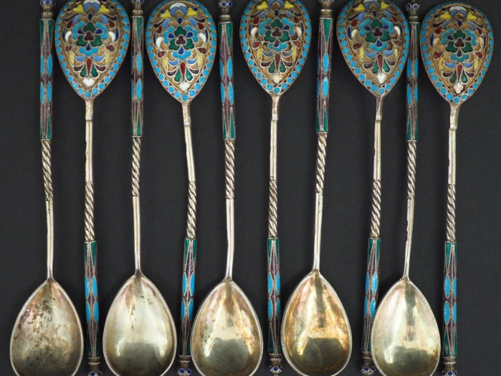 Dix petites cuillères à thé en vermeil et émail cloisonné. Moscou, déb