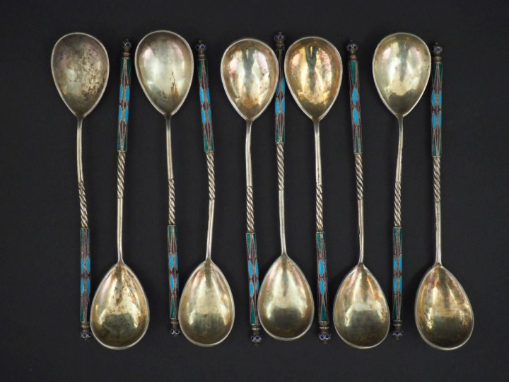 Dix petites cuillères à thé en vermeil et émail cloisonné. Moscou, déb