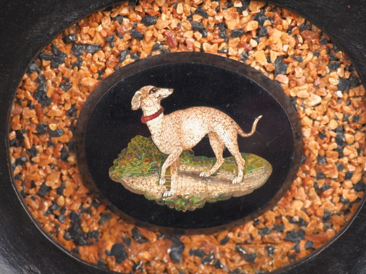Plaque Napoléon III en micromosaïque figurant un chien. Diam. 5 x 4 cm