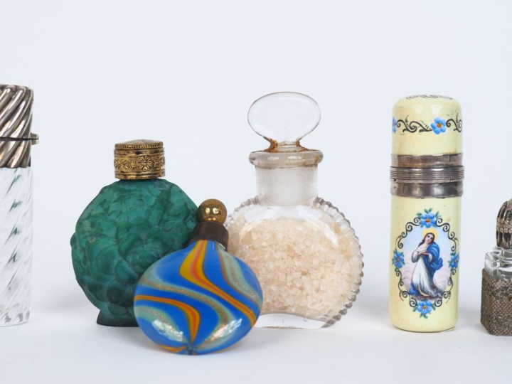 6 différents flacons à sels ou à odeurs en verre, émail, cristal, méta