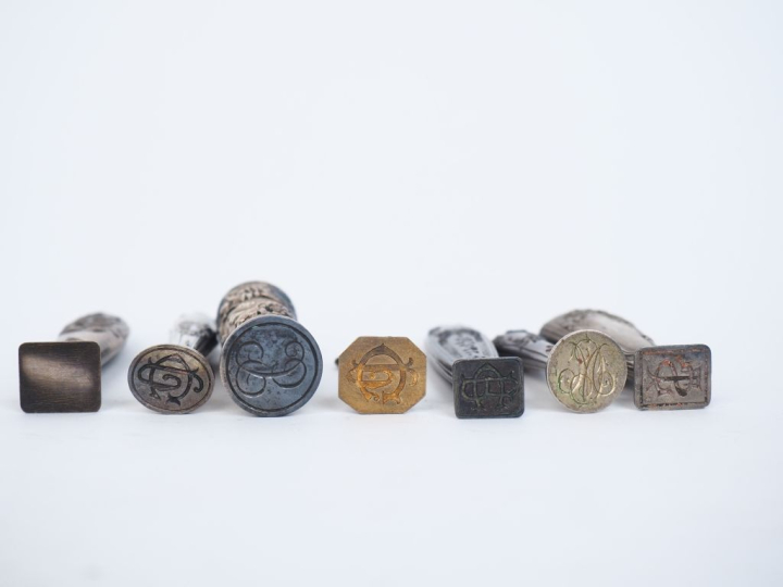 7 cachets 1900 en métal argenté, argent fourré ou métal doré. H. de 5,