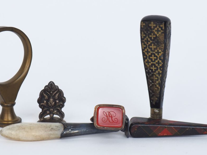 6 cachets en métal argenté, nacre, bois et bronze. H. 3 à 8 cm.