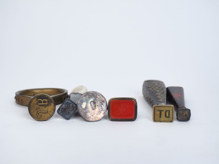 6 cachets en métal argenté, nacre, bois et bronze. H. 3 à 8 cm.