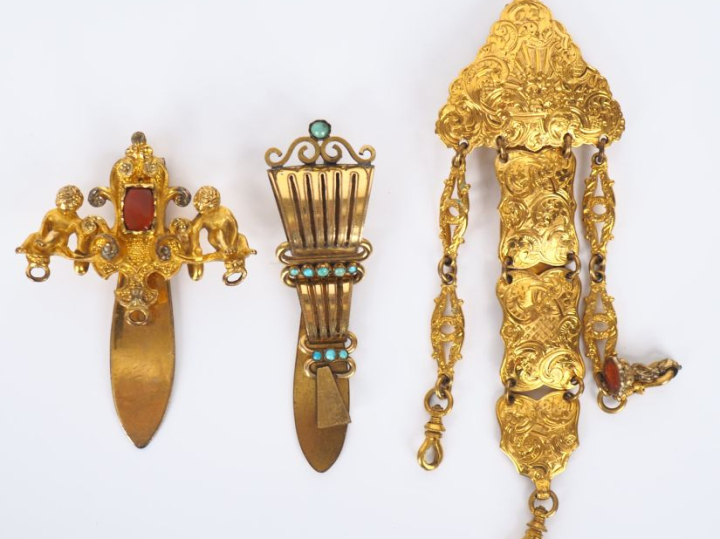 3 éléments de chatelaine fin XIXème - début XXème en métal doré et cab