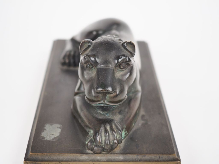 Ecole française fin XIXème début XXème. "Lionne couchée". Sujet en bro