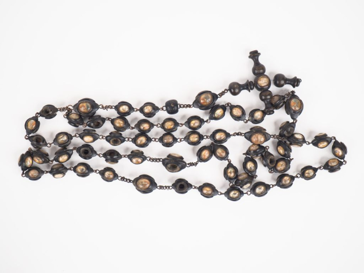 Chapelet Napoléon III en bois noirci et tourné de style Louis XIII, or