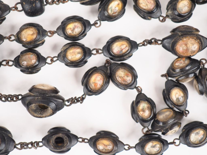 Chapelet Napoléon III en bois noirci et tourné de style Louis XIII, or