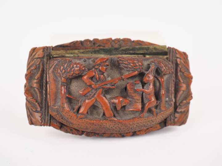 Tabatière début XIXème en corozo sculpté à décor de scènes de chasse e