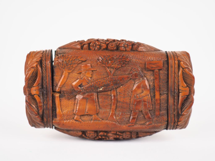 Tabatière début XIXème en corozo sculpté à décor de scènes de chasse e