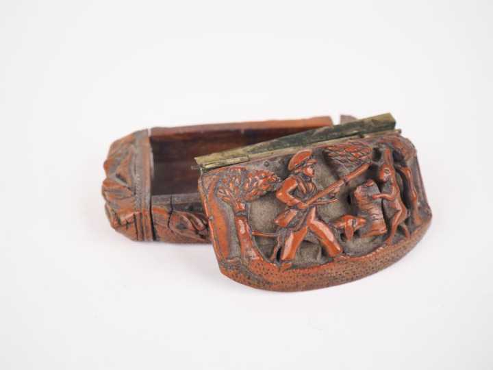 Tabatière début XIXème en corozo sculpté à décor de scènes de chasse e