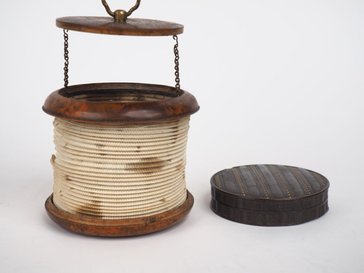 Lanterne de voyage ou luminion XIXème dans son étui en bois de charme.
