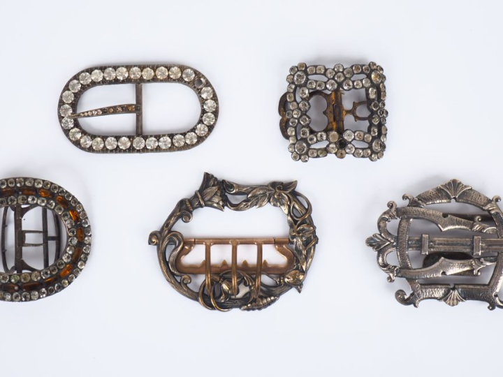 5 différentes boucles de ceintures en métal et strass dont une de styl