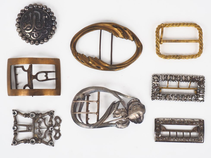 8 différentes boucles de ceintures XIXème ou 1900 en métal argenté ou 