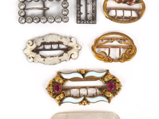 Vente aux enchères 7 différentes boucles de ceintures XIXème ou 1900 en nacre, métal arge