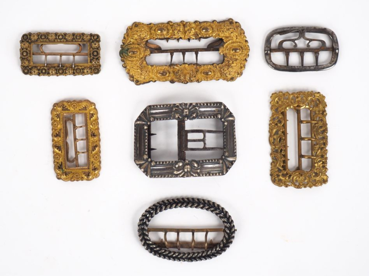 7 différentes boucles de ceintures fin XIXème début XXème en métal dor