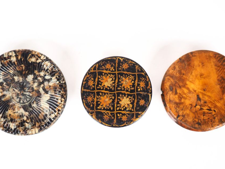 3 différentes boîtes XIXème en écaille, bois de charme et carton mâché