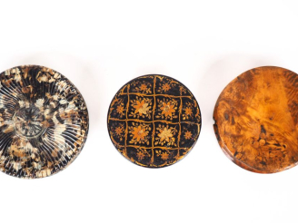 Vente aux enchères 3 différentes boîtes XIXème en écaille, bois de charme et carton mâché