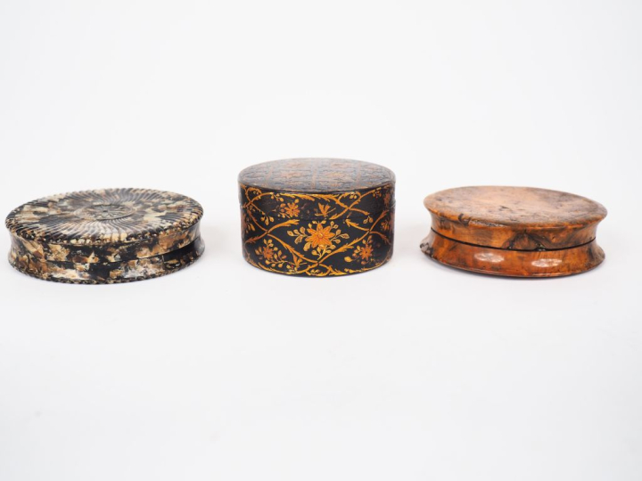 3 différentes boîtes XIXème en écaille, bois de charme et carton mâché