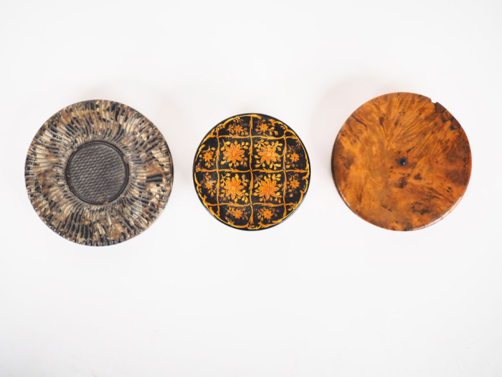 3 différentes boîtes XIXème en écaille, bois de charme et carton mâché