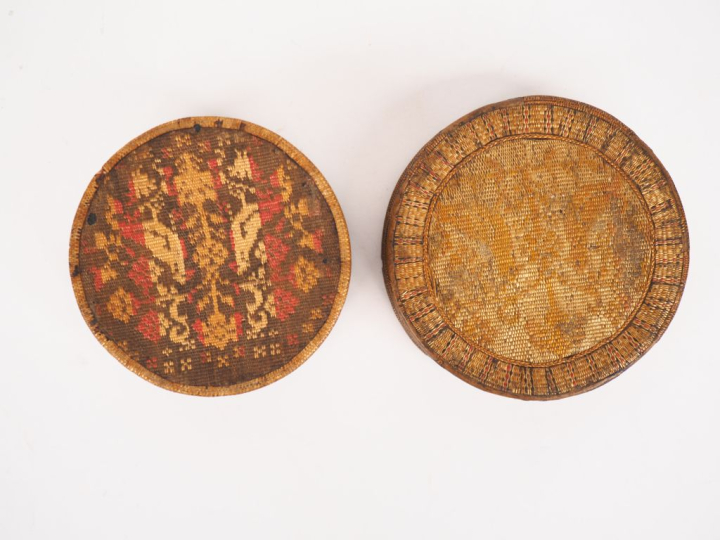 2 boîtes couvertes XIXème en bois et carton mâché à décor de broderies
