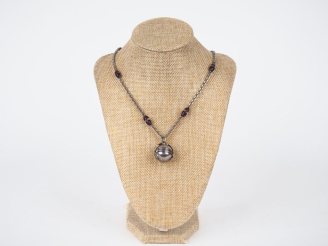Vente aux enchères Pendentif boule à mécanisme et sa chaîne en métal argenté anglais et p