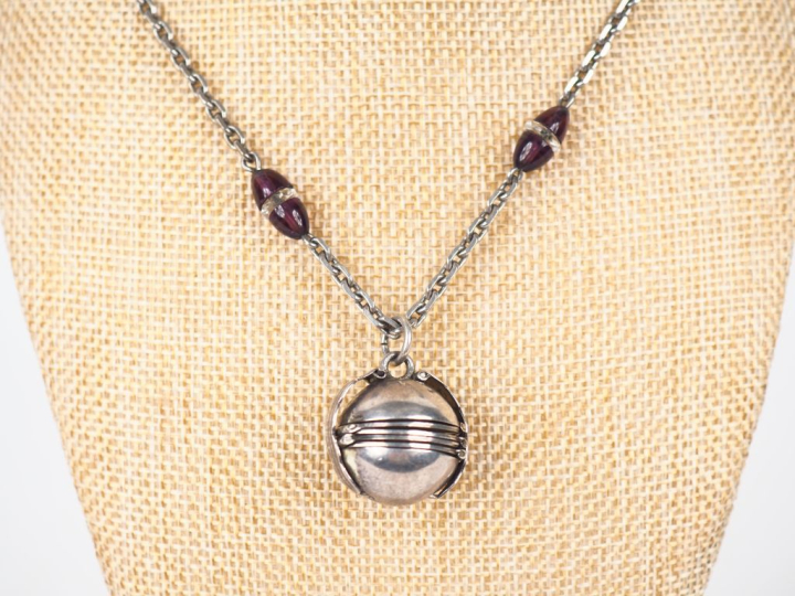 Pendentif boule à mécanisme et sa chaîne en métal argenté anglais et p