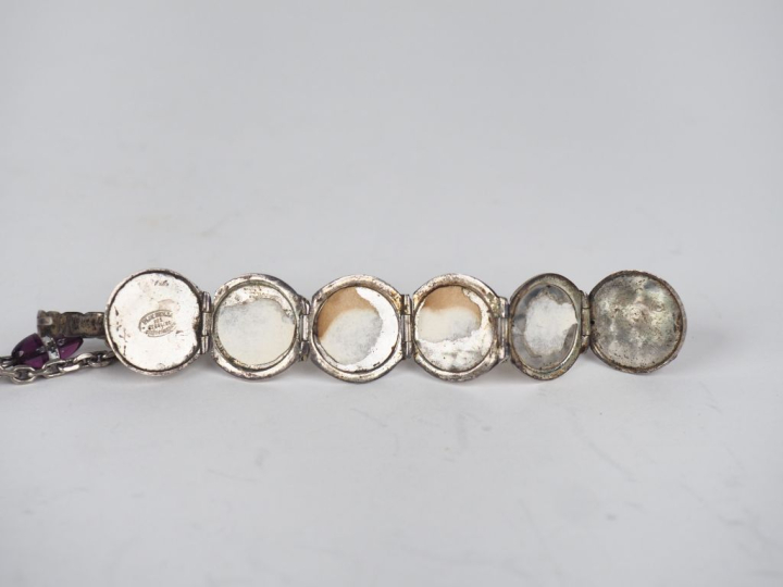 Pendentif boule à mécanisme et sa chaîne en métal argenté anglais et p