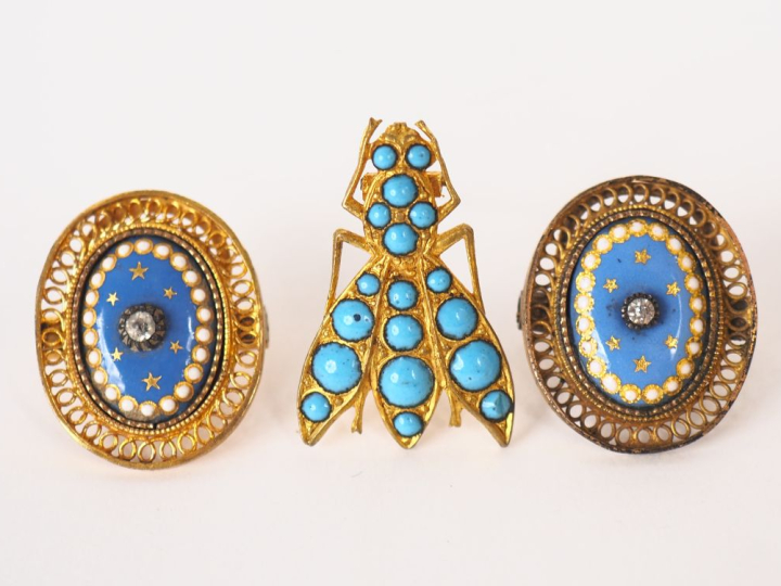 Paire de clips d'oreilles Napoléon III en métal doré à décor émaillé e