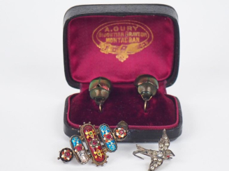 Vente aux enchères Broche Napoléon III en émail polychrome et verre à l'imitation du rubi