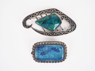 Vente aux enchères 2 différentes broches en argent bas titre et pierres dures. Dim. 6,5 x