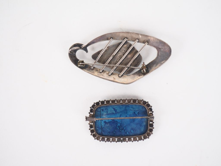 2 différentes broches en argent bas titre et pierres dures. Dim. 6,5 x