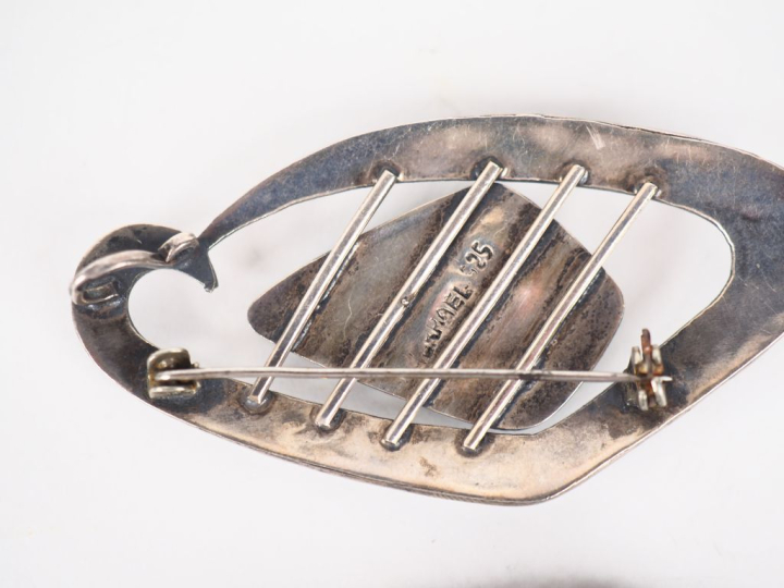 2 différentes broches en argent bas titre et pierres dures. Dim. 6,5 x