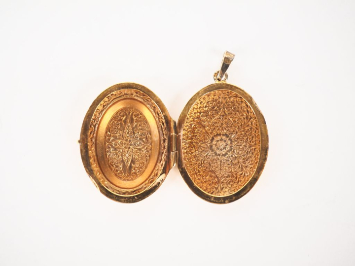 4 différents pendentifs en or, métal doré, pierre dure et verre. L. 5 