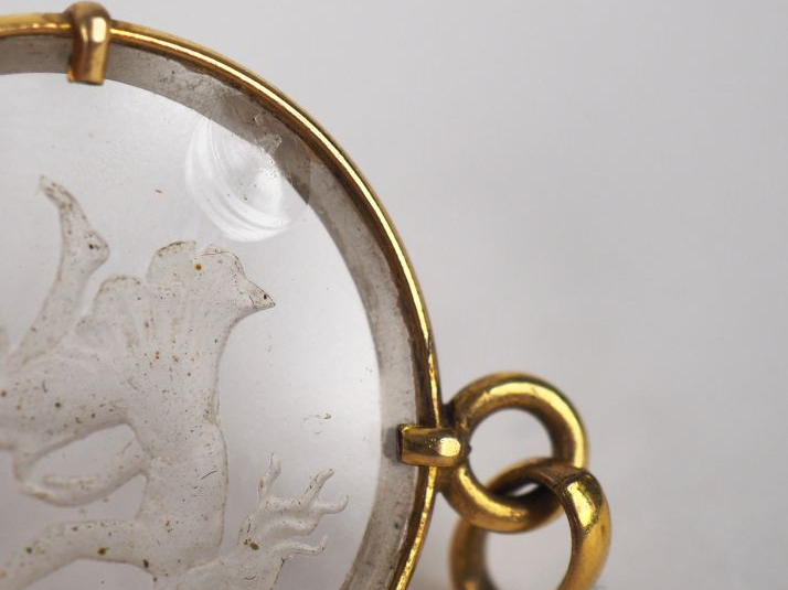 4 différents pendentifs en or, métal doré, pierre dure et verre. L. 5 