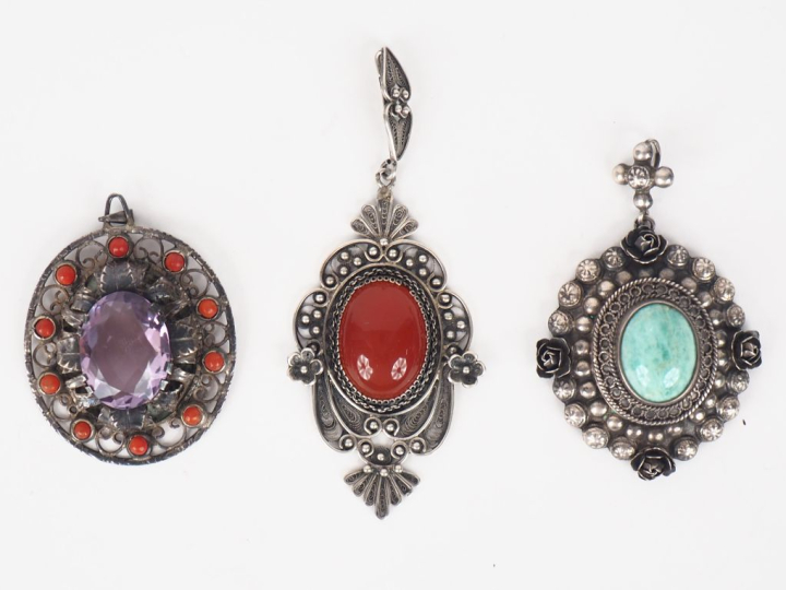 3 pendentifs en métal argenté, argent bas-titre et cabochons de pierre