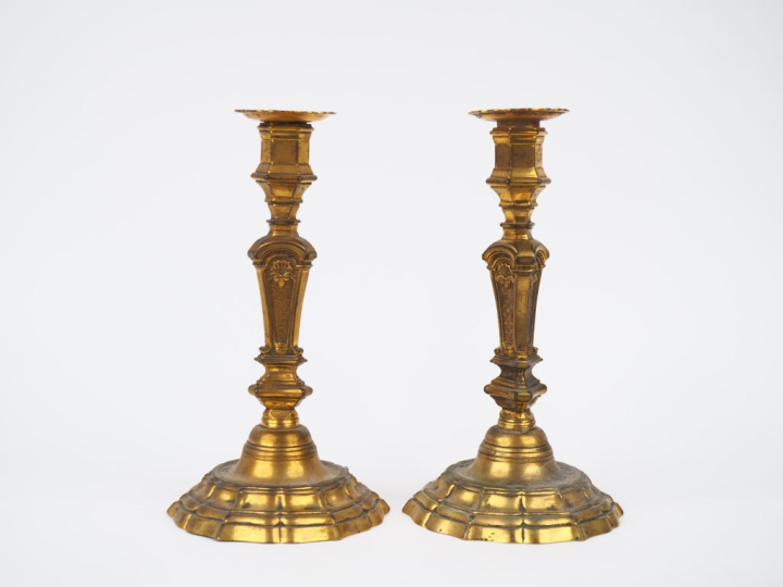 Paire de bougeoirs Napoléon III de style Louis XIV en bronze doré  à d