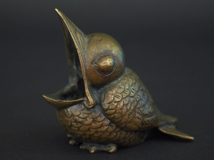 Cendrier XXème en bronze figurant un moineau. Dim. 9 x 10 cm.
