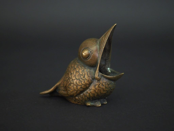 Cendrier XXème en bronze figurant un moineau. Dim. 9 x 10 cm.