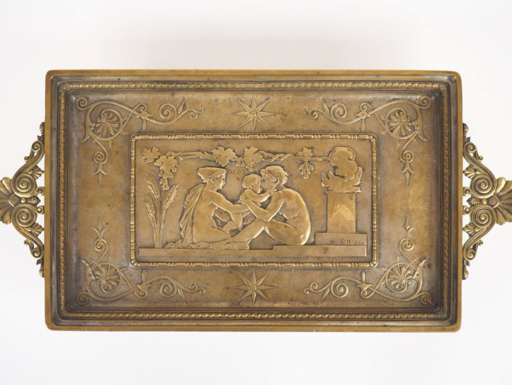 Plateau en bronze à décor de scène de la mythologie grecque.  Signé E.