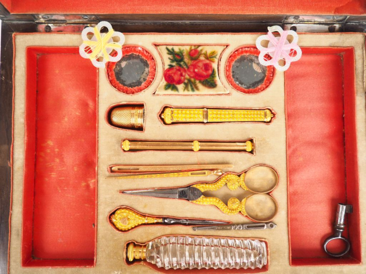 Coffret à couture XIXème en citronnier et métal, interieur à fond de g
