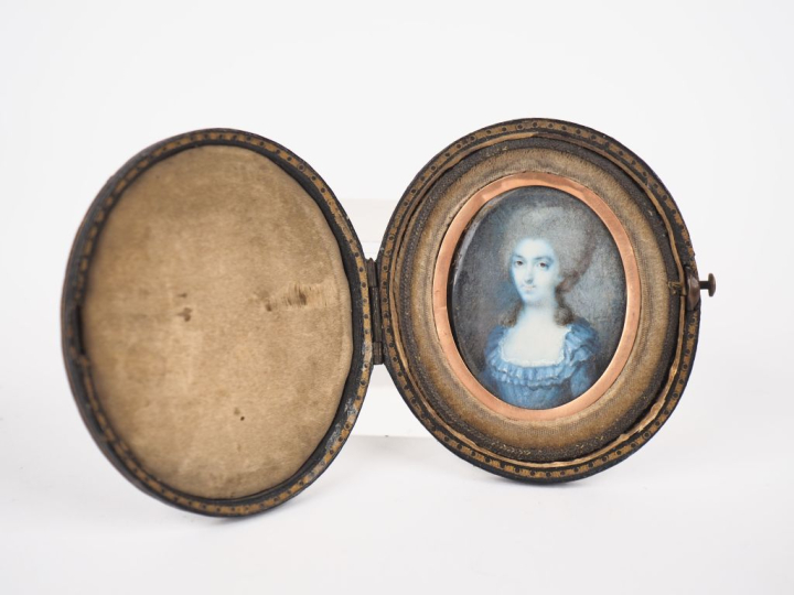 Miniature XVIIIème, "portrait de dame", dans étui en cuir et velours. 