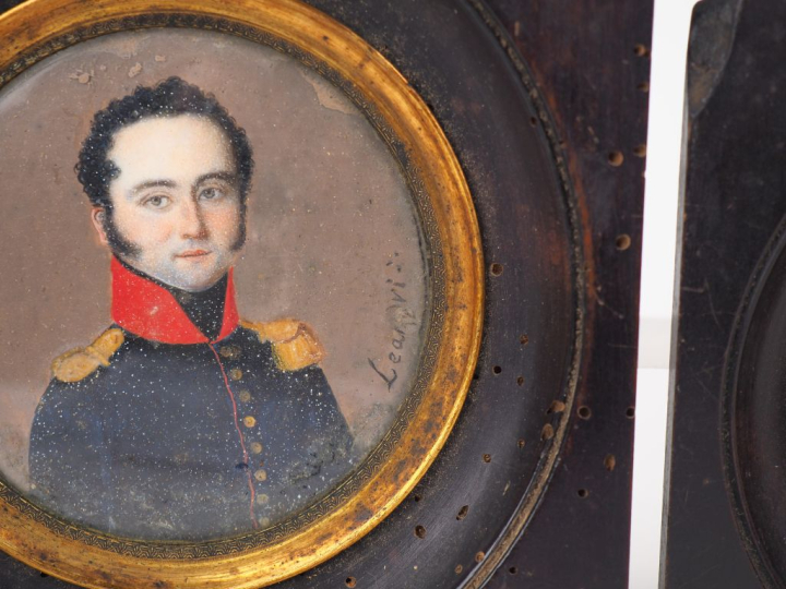 Miniature début XIXème, "portrait d'officier". Signée en bas à droite.