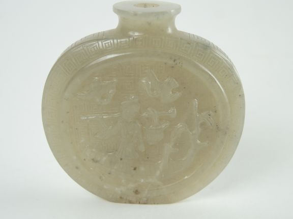 Flacon tabatière en forme de gourde aplatie en jade céladon à décor en