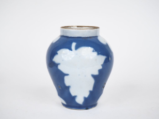 Vente aux enchères Vase XIXème en porcelaine extrême-orient à décor de feuilles de chêne 