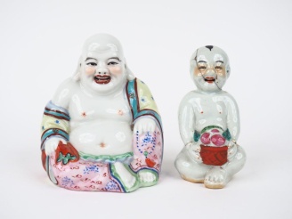Vente aux enchères 2 sujets en porcelaine polychrome de Chine, "Boudhas assis". H. 14 et 