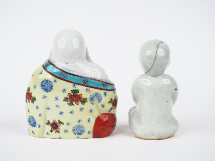 2 sujets en porcelaine polychrome de Chine, "Boudhas assis". H. 14 et 