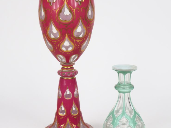 Vase Napoléon III en verre Overlay, rose et blanc rehaussé de rinceaux